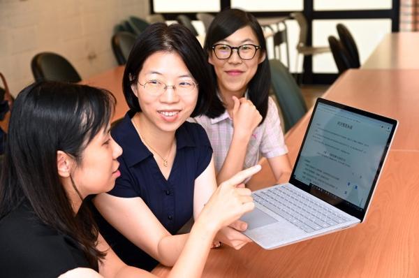 Team members conferring with co-leader Associate Prof. Lin Yun-hsien (center) of the ILST.