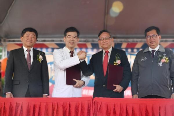  At the signing ceremony (right to left): Taoyuan mayor Cheng Wen-tsan, NTHU president Hocheng Hong, TGH director Hsu Yongnian, and Minister of Health and Welfare Chen Shih-chung.  