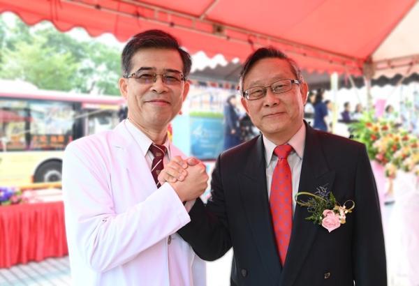  NTHU president Hocheng Hong (right) and TGH director Hsu Yongnian.