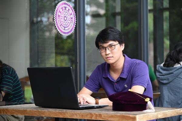 Wang Jianping, a first-year doctoral student of the Institute of Electronics Engineering, is simultaneously receiving three scholarships.