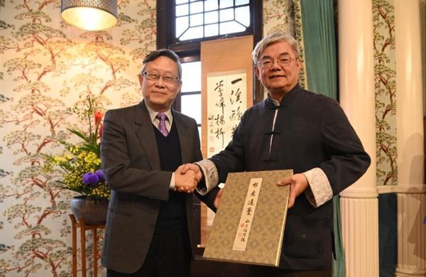 
NTHU president Hocheng Hong (left) and Prof. Yang Rur-bin at the donation ceremony.