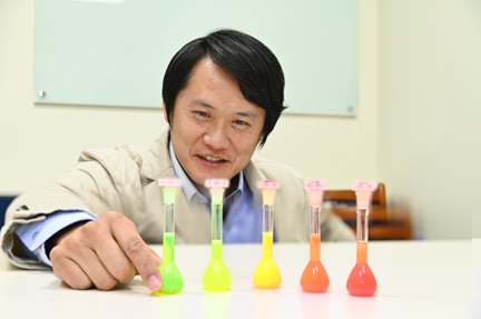 
Prof. Sean Chen who invented a ”shield” to stabilize the quantum dot and enhance its capacity.
