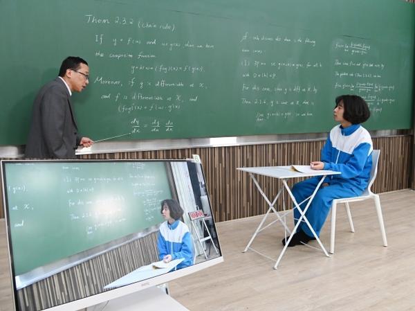  Yan (left) invited Liu to visit the studio during the filming of his online calculus course.