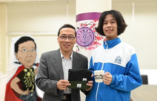
Yan (left) presenting Liu with NTHU souvenirs.