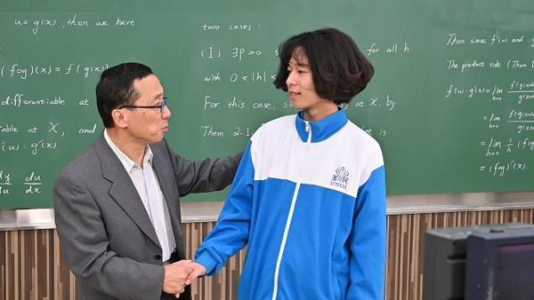 
Yan (left) encouraging Liu to pursue her passion for calculus.