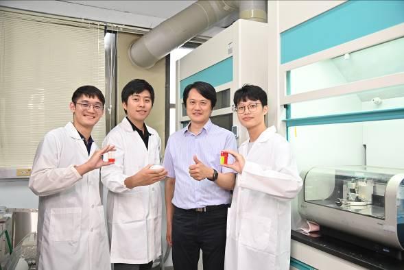 
The research team (left to right): M.A. student Chung Nienting, Ho Shih-jung, Sean Chen, and M.A. student Chuang Yilung.