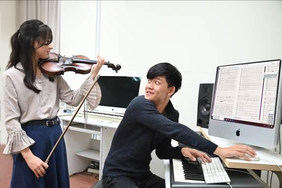 
Chao Chi-chun （趙繼群）(right) and Li Yuerong（李悅榮） working on a joint composition.