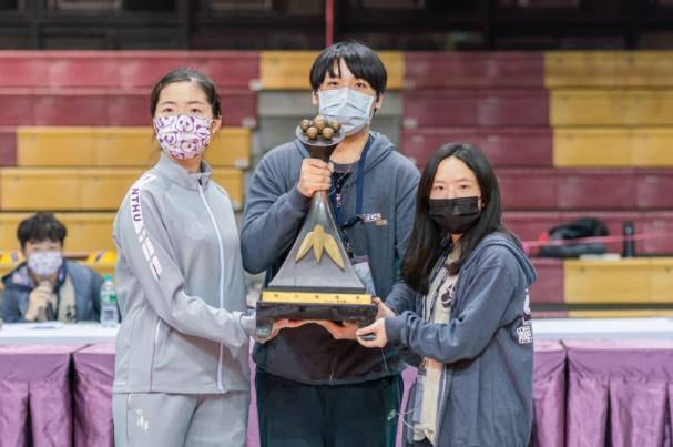 Mei Lingyin(梅齡尹), captain of the NTHU women’s volleyball team, receiving the Meizhu trophy on behalf of NTHU.