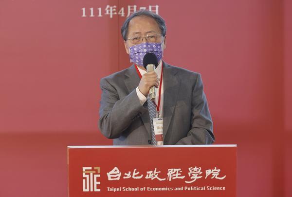 Chen Lih-juann congratulating the TSE on the opening of its dedicated classrooms.