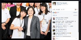 The amusing photo of Chie-yi Chang with President Tsai which has attracted lots of attention.