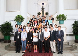 President Tsai Ing-wen receiving a delegation of international youth volunteers. (photo provided by the Presidential Office)