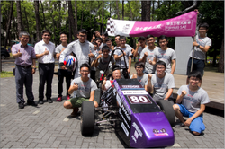 President Hong Hocheng presenting a banner to the NTHU Racing team prior to their departure to the Student Formula Japan competition in September 2016.