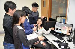 
Director Chen Linyi (pointing to screen) of the Department of Medical Science showing students how to use the VR anatomy system.