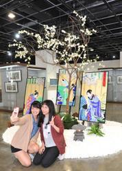  At the entrance to the exhibition is a miniature Japanese garden with a plum tree, stone lanterns, and white stones—a fine background for a souvenir photo.
 