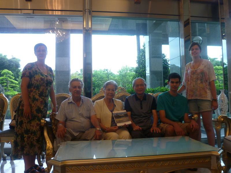 Hsu Ming The (third from right) with Chang Tai Tsui (third from left) and family.