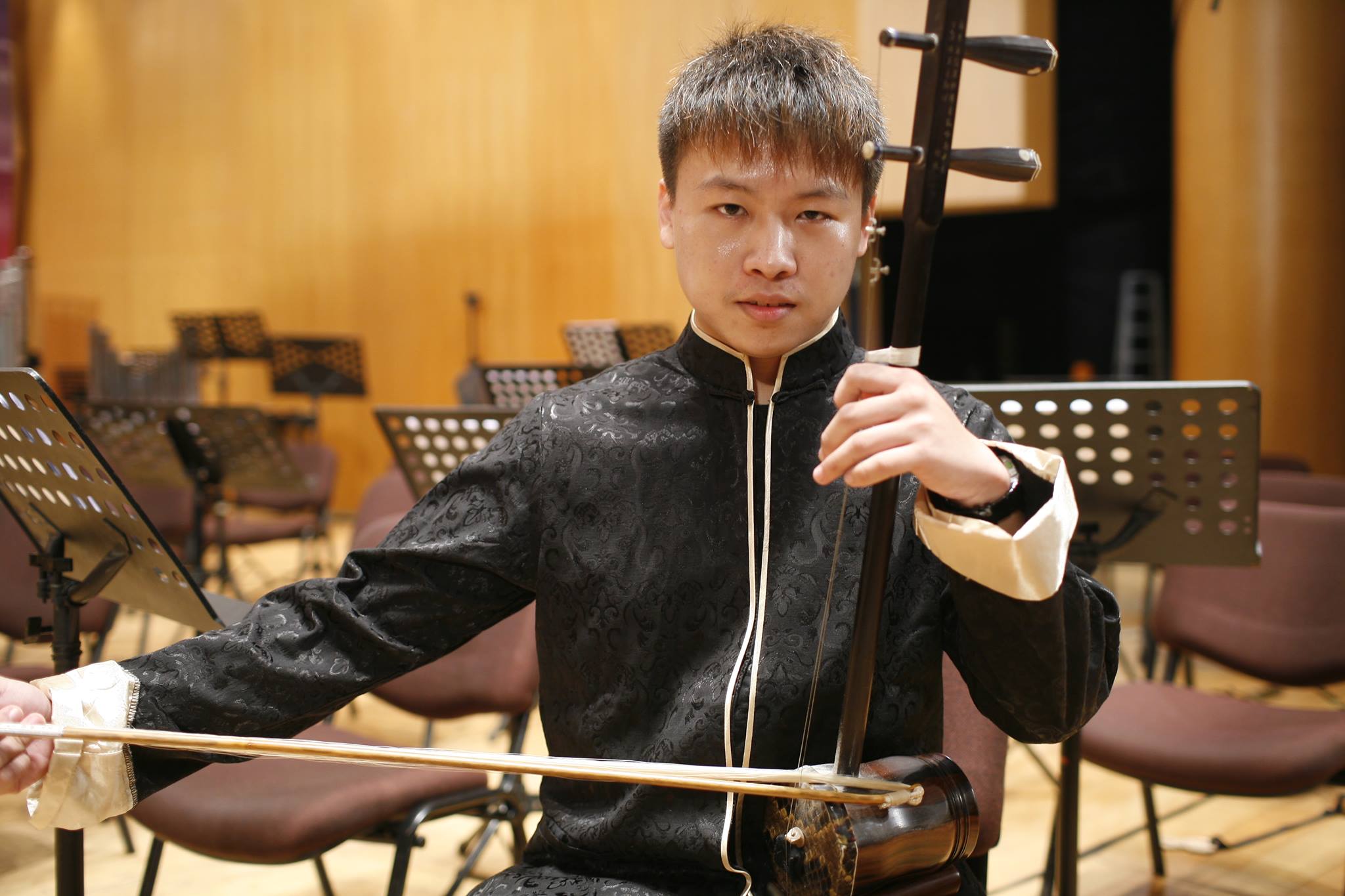 Nian-Kai Chung practicing the zhonghu.