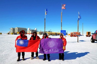 Members of Taiwan’s COSI research team at McMurdo Station. From left to right: Tseng, Martin, M.A. student in NTHU’s Institute of Astronomy; Professor Chang Hsiang-kuang; Chiu Hen-lun, who earned his Ph.D. in physics at NTHU and is now a researcher at U.C. Berkeley; and Yang, Chien-Ying, Ph.D. student at the Institute of Astronomy.