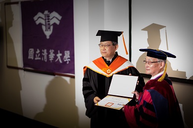  President Hocheng ( left) awarded Honorary Doctorate in Literature to writer Mr. Wang Mo-Jen (right).