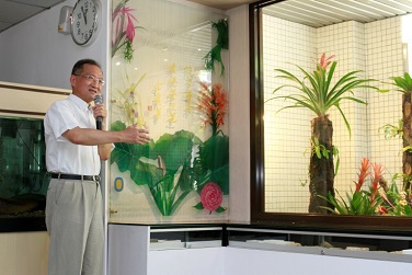  Prof. Li Chia-Wei introducing the “Orchard of One Hundred Pineapples,” an exhibition of tropical plants.