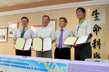  Dean Chiang Ann-Shyn (left) along with Prof. Li Chia-Wei (center) representing the Cecelia Koo Botanic Conservation Center, and Chin, Shih-Chien (right), director of the Taipei Zoo, displaying a Memorandum of Understanding they signed.