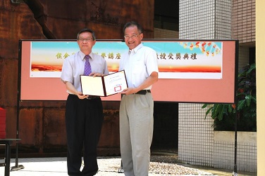  President Hocheng appointing Professor  Li Chia-Wei as the Ho Chin-Tui Professor.