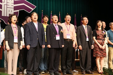 President Hocheng and VIPs singing the NTHU school song