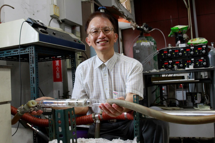  Prof. Huang demonstrating his revolutionary Electro-Catalytic Honeycomb.