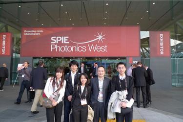 Professor Gwo Shangjr (second from right) of the Department of Physics.