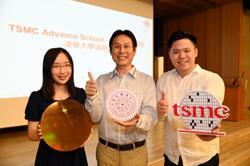 Professor Wu Yung-hsien (center) of the Department of Engineering and System Science with two applicants to the new program: Chang Wei (left), a sophomore in the Department of Electrical Engineering, and Chiu Cheng-yuan (right), a junior in the Department of Engineering and System Science.