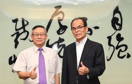 
Prior to delivering the 2019 Nobel Laureate Lecture at NTHU, Shuji Nakamura (right) met with NTHU president Hocheng Hong.