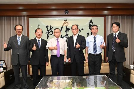 
From left to right: Department of Materials Science and Engineering director Chang Shou-yi, SVP of academic affairs Chen Sinn-wen, Hocheng, Nakamura, College of Engineering dean Lai Chih-huang, and Department of Materials Science and Engineering assistant director Sean Chen.