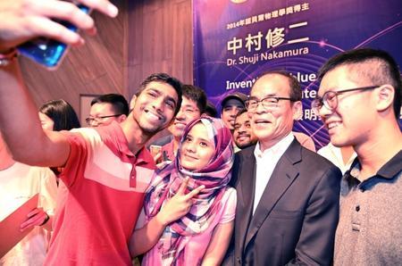 
Students taking selfies with Nakamura.