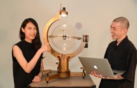
Chou Chiao-chi (left) and Hu Youyang with their device for growing plants into various shapes.
