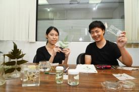 
Lin Ziyang (right) of the College of Life Science taught Chou how to prepare specimens.