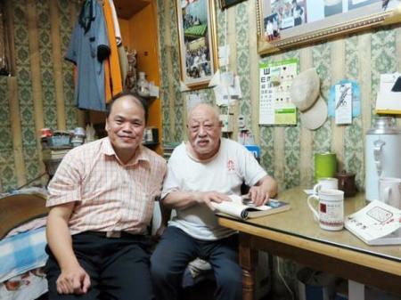 Huang (left) with centenarian Kong Xiangze, who copied the “Feiyizhai Collection” back in the early 1940s.