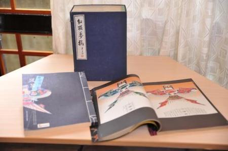  
The volume in the “Feiyizhai Collection” titled “Southern Hawk, Northern Eagle: A Survey on Kite Fabrication” gives detailed instructions on how to build a wide variety of kites, along with diagrams, color illustrations, and mnemonic verses, and has been made the basis of several recent publications.