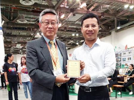
Singapore’s Minister for Social and Family Development Desmond Lee presenting NTHU president Hocheng Hong with a plaque commemorating the cooperation between NTHU and MFS.