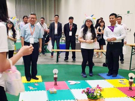 
Hocheng (left) and Lee (right) trying out the math-learning activity designed by the NTHU’s Department of Early Childhood Education.