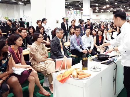 
Demonstration at the Learning and Sharing Festival of the nutritious lunch provided at public preschools in Singapore.