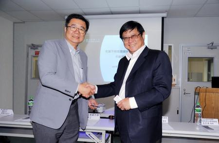 
Senior vice president Lyu Ping-chiang (left) personally thanking Chang Tzi-chin for the EPA’s assistance in the disposal project.