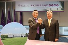 
President Hocheng Hong (left) thanking alumnus Hsieh Hong-liang for donating the funds for building the new Museum, a simulated image of which is on the lower left.