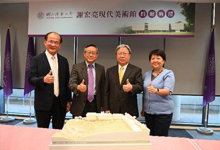
At the donation ceremony (left to right): Alumni Association President Cai Jinbu, 
Hocheng, Hsieh, and Alumni Association Honorary President Xie Yongfen.