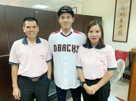 
Chen Sheng-ping (center) with his parents.