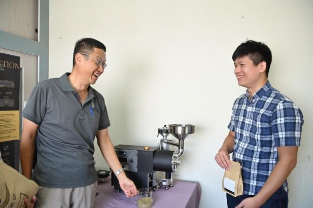 
Chang (left) and Kuo discussing how to improve their invention.