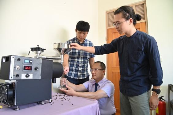 
The research team demonstrating their microwave roaster.