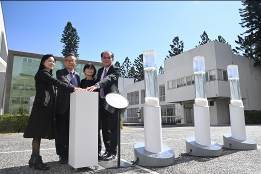
The exhibition was officially opened when the entry Dancing Water Vortex was set in motion by (left to right) Deputy Director Lee Yu-chuan（李毓娟）, NTHU president Hocheng Hong, Dean Hsu Su-chu（許素朱）, and Alumni Association president Tsai Jinbu（蔡進步）.
