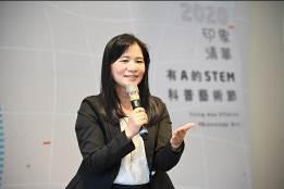 
Deputy Director Lee said that she is pleased to see that NTHU has extended the scope of its teacher training to primary and secondary schools. students.