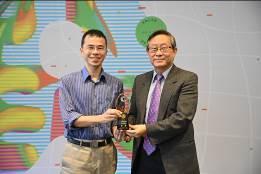 
President Hocheng (right) conferring the first prize in the Science through Art Competition to Lin Mengfeng, a  teacher at the Fude Elementary School, Taipei.