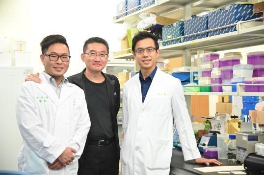 
Prof. Cheng Chao-min (鄭兆珉) (center) of the Institute of Biomedical Engineering with two members of his research team: Wu Yu-feng(吳俞鋒) (left) of the Department of Plastic Surgery at National Taiwan University Hospital, Hsinchu Branch; and Chen Cheng-han(陳正翰) of the Emergency Department at Taipei Veterans General Hospital.