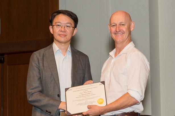 
Dr. Hung Chen-ying(洪振瀛), director of the Department of Cardiology at the Veterans General Hospital, Hsinchu Branch, receiving the Outstanding Paper Award at the 2018 Engineering in Medicine and Biology conference organized by the IEEE.